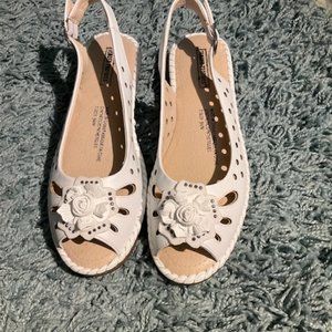 Women's Daralis Sling Sandal - white / M / 9